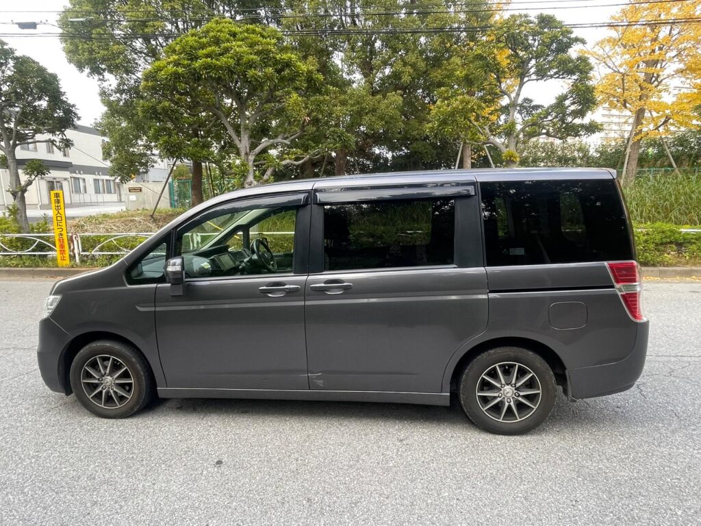 Honda Stepwagon (Black)