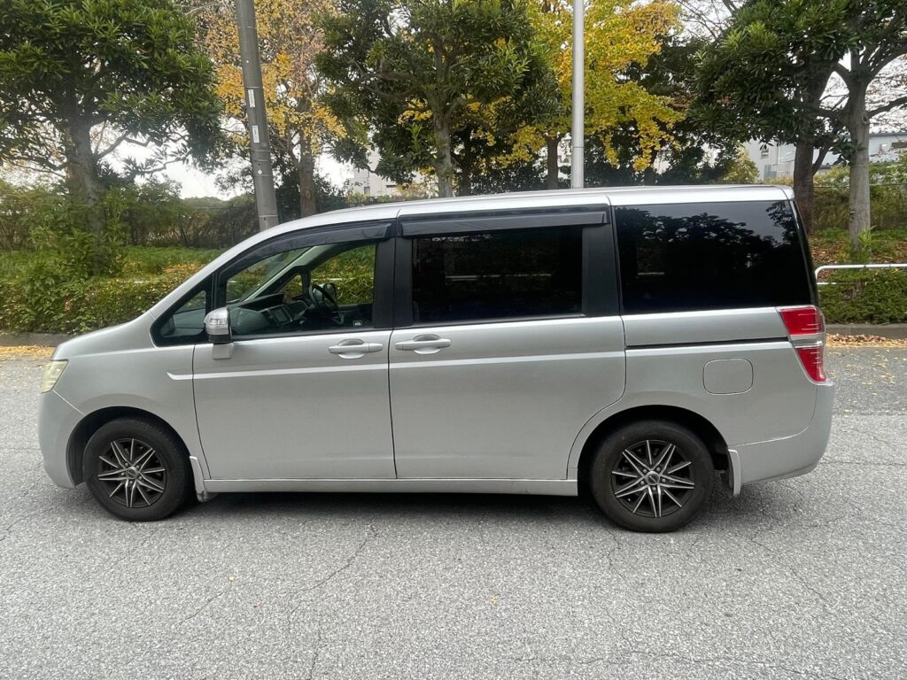 Honda Stepwagon (White)